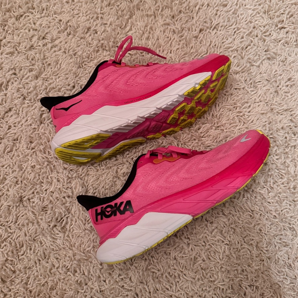 HOKA Arahi 6 in Strawberry Size 7.5